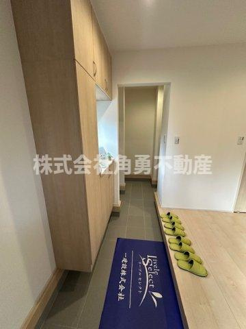 伊勢原市沼目5丁目　新築一戸建て　2号棟の内観：施工例|《施工例》玄関内