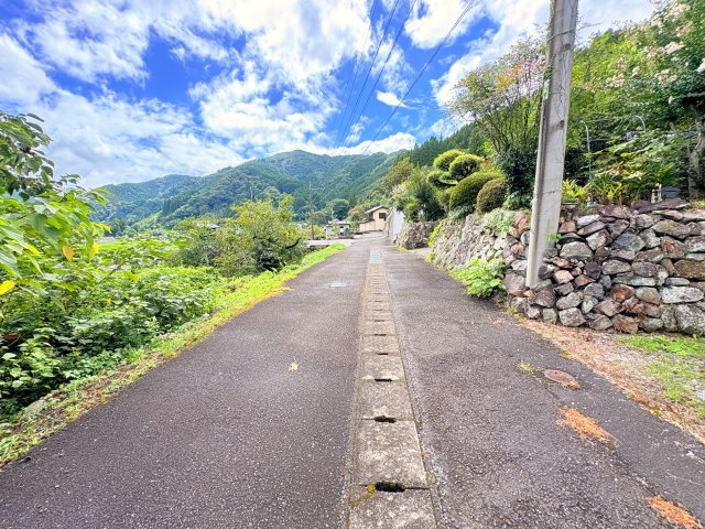 佐伯市本匠大字因尾　ログハウス風　3LDKの前面道路含む現地写真