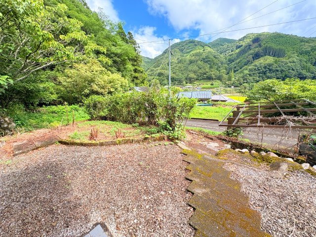 佐伯市本匠大字因尾　ログハウス風　3LDKの庭