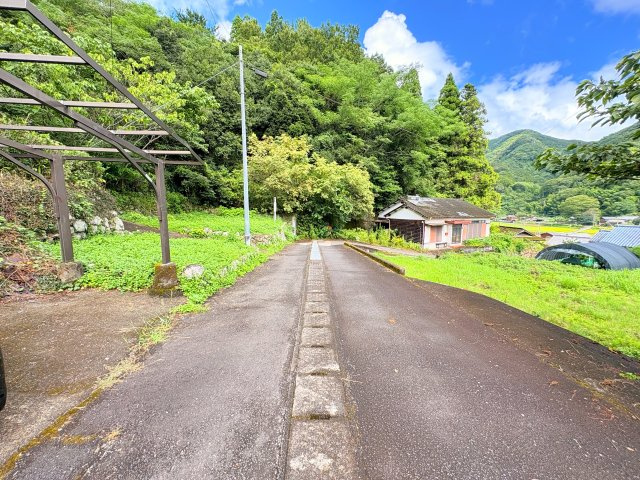 佐伯市本匠大字因尾　ログハウス風　3LDKの前面道路含む現地写真