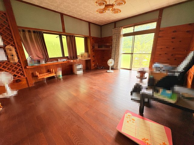 佐伯市本匠大字因尾　ログハウス風　3LDKの洋室