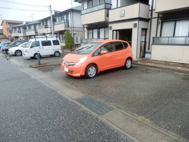リヴェール大村の駐車場