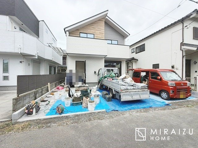 【外観】 | 青く澄み渡った綺麗な空と、陽の光をたっぷりと受ける、そんな新築住宅で新生活をスタートしてみませんか？見学・ご相談等、ミライズホーム(株)までお気軽にご連絡下さい。