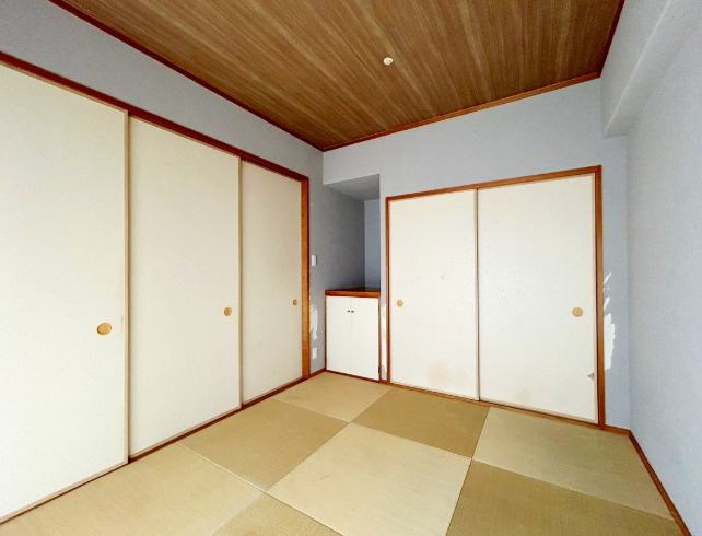 高知市南宝永町アルファステイツ宝永町桜館　中古マンションの和室|押入れ収納を備えた和室。寝室やお子さまの遊び場、来客用スペースにも活用できます。」
収