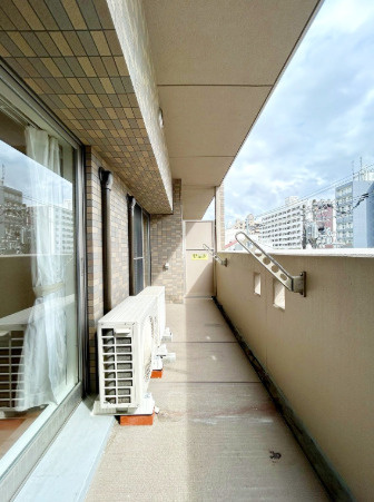 高知市南宝永町アルファステイツ宝永町桜館　中古マンションのバルコニー|ゆとりのあるバルコニー。洗濯物を干すスペースとして便利に使えます。