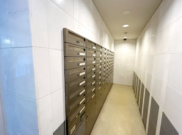高知市南宝永町アルファステイツ宝永町桜館　中古マンションの設備|集合ポストが設置された共用スペース。屋内にあるため、天候を気にせず郵便物を確認できます。