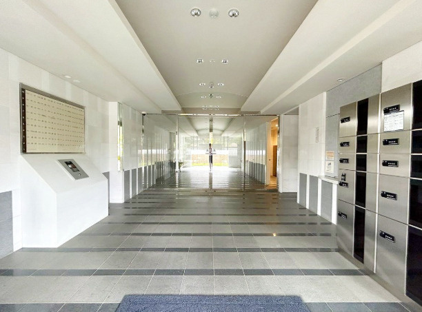 高知市南宝永町アルファステイツ宝永町桜館　中古マンションのその他共用部分|清潔感のあるマンションエントランス。明るく、ゆったりとした共用空間です。