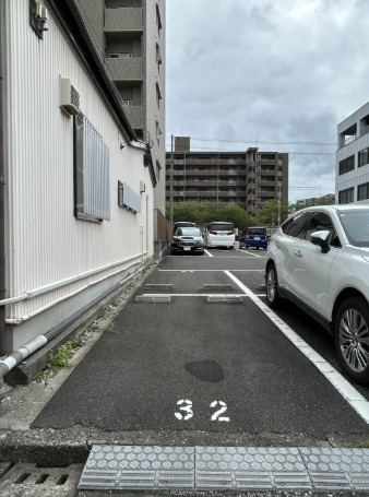 高知市南宝永町アルファステイツ宝永町桜館　中古マンションの駐車場|マンション西側に月額8,000円の駐車場があります。