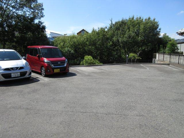 メゾンミッテ２番館の駐車場