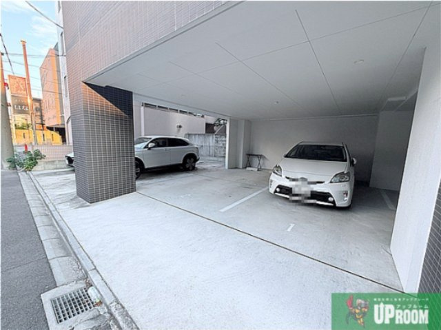 THE RESIDENCE SHIGAHONDORIの駐車場