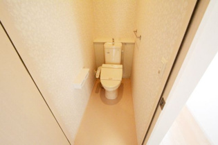 温水洗浄便座付きのトイレです♪