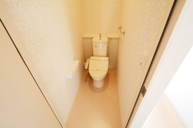 温水洗浄便座付きのトイレです♪