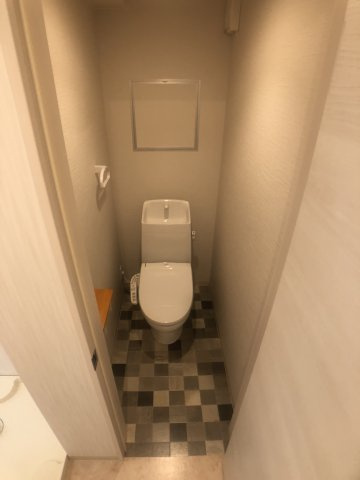 掃除のしやすいシンプルなトイレです♪