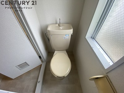 シンプルで掃除のしやすいトイレです♪