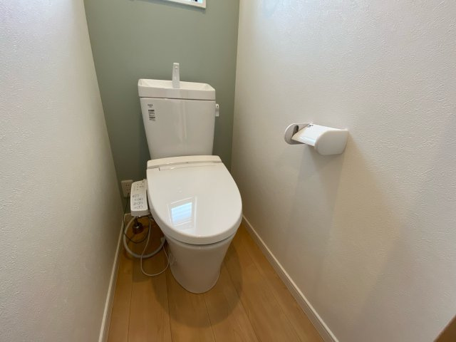 温水洗浄便座付きのトイレです♪