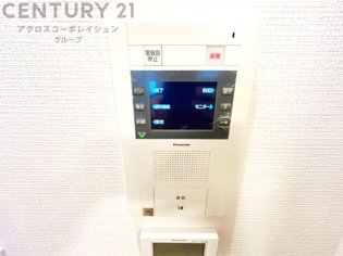 訪問者が来たときにテレビ画面で確認できるため、安心してドアを開けられます。録画機能があるものもあり、留守中に来訪者を記録しておくことができます。利便性が高く、セキュリティ面でも安心です。