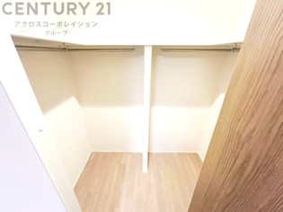収納力が高く洋服や小物を整理しやすく、更衣室のように使え、部屋がすっきり保てます。収納の配置を自由に調整でき、換気性が良く防湿・防虫対策も可能。快適で機能的な生活空間を実現できます♪