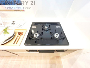 多数の調理器具を同時に使用でき、料理の効率化が可能。省エネで節約になり、様々な料理スタイルに適応できます。また、火力調整が独立しており、手入れや掃除もしやすく、今よりもっとお料理が楽しくなるかも。