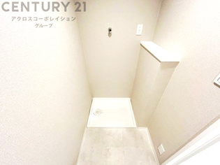 洗濯物の仕分け作業がしやすく、整理整頓が容易になります。洗濯音や湿気を他の部屋に持ち込まず、生活環境を快適に保ちます。上部を活用すれば収納スペースを確保でき洗剤や洗濯用品の整理もしやすくなります。