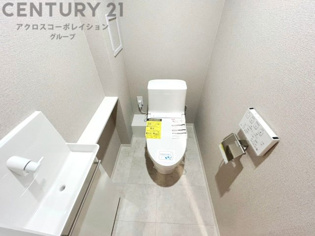温水洗浄便座付トイレは温水洗浄機能により、暖かい水でおしりを洗浄することができ、冷たい水を使う従来の便座に比べ、温水洗浄機能で暖かいトイレを提供し、快適な使用を可能にします。