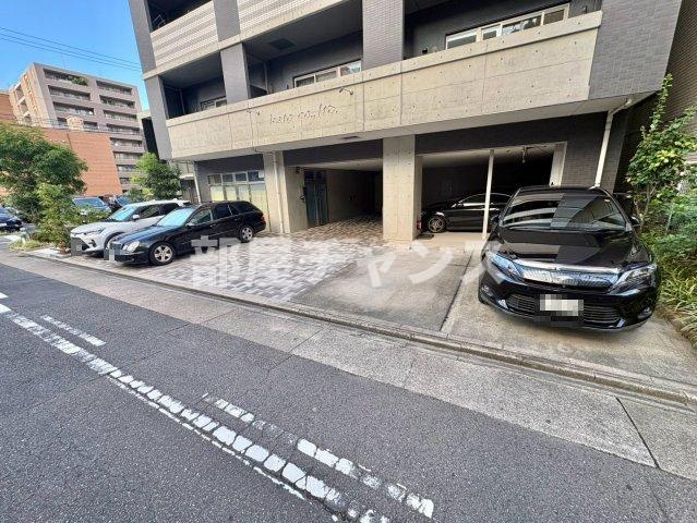 ブリスの駐車場