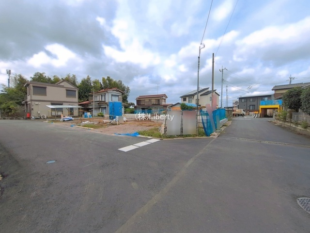 牛久市田宮町29期　新築戸建　2号棟の前面道路含む現地写真