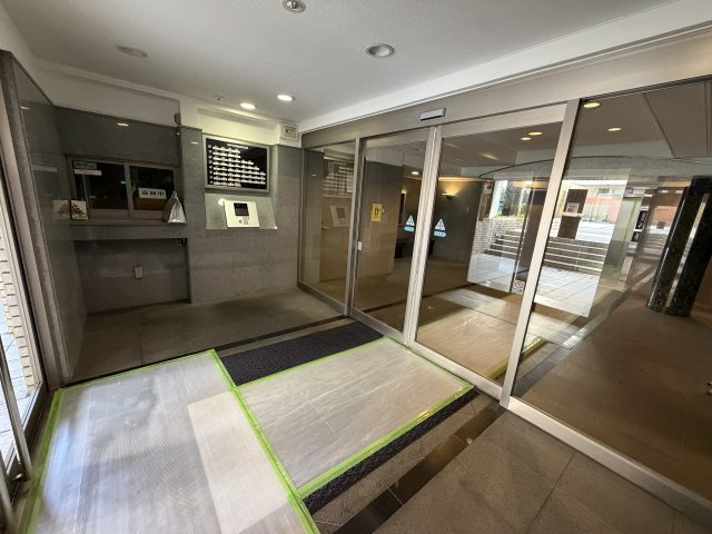 ライオンズヒルズ具志のエントランス