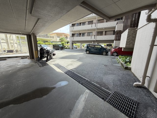 ライオンズヒルズ具志の駐車場