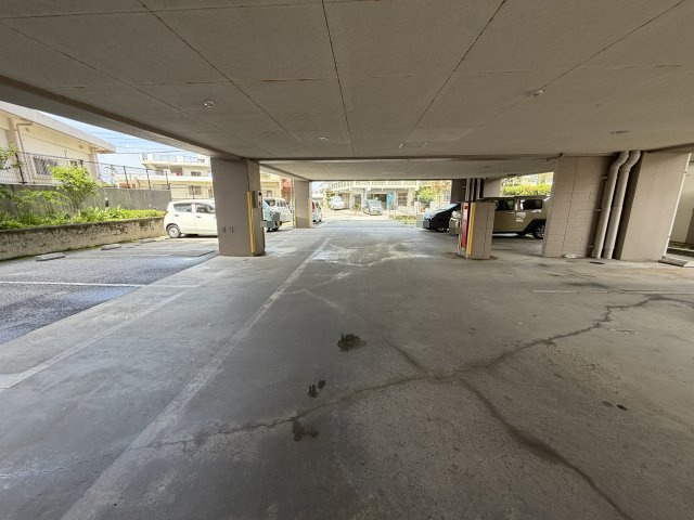 ライオンズヒルズ具志の駐車場