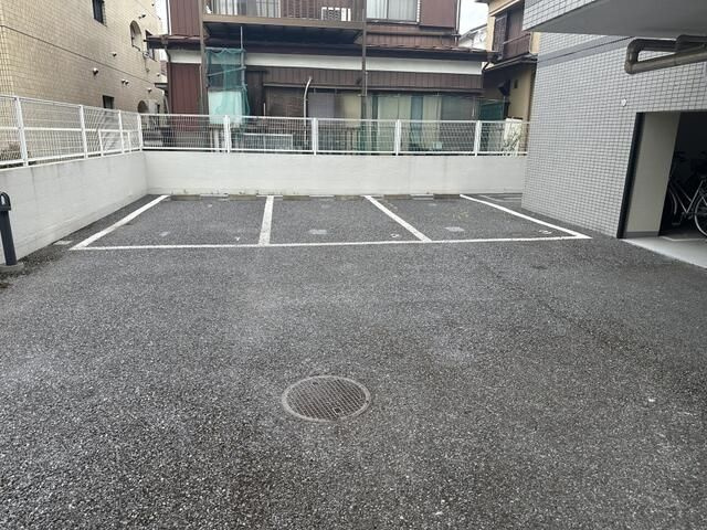 ユーコート浦安の駐車場