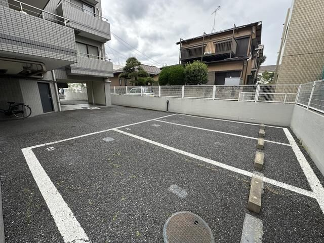 ユーコート浦安の駐車場