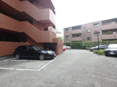 【駐車場】 | シェルプール壱番館 | 駐車場があるので、車を買う予定の方も安心です