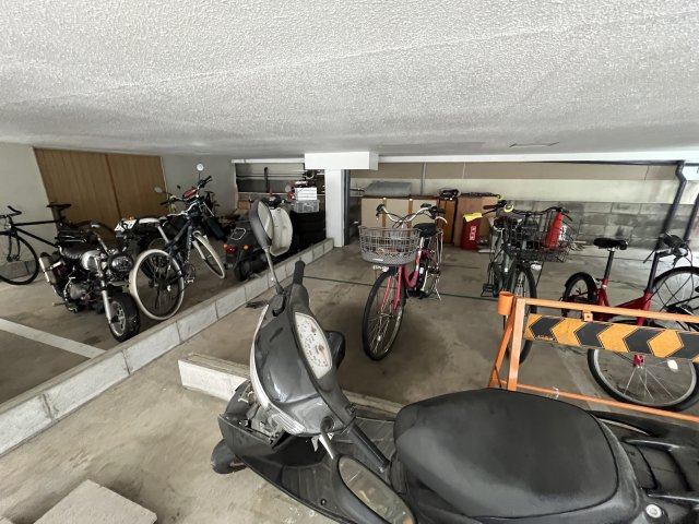 SENSE NEYAGAWAの駐車場