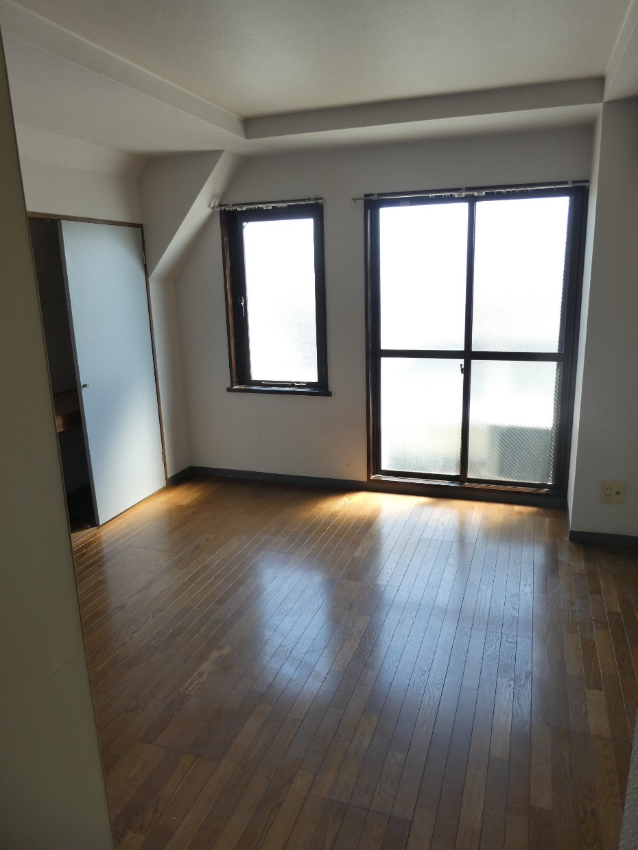 最上階角部屋で下階以外は面していない好立地