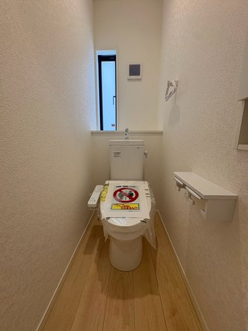 クレイドルガーデン浦添市西原　第６・２号棟のトイレ|１階トイレ・換気窓＆温泉正常便座付き／便利な収納棚◎