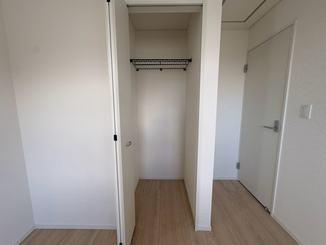 クレイドルガーデン浦添市西原　第６・２号棟の収納|２階主寝室5.7帖にはクローゼット収納を設置