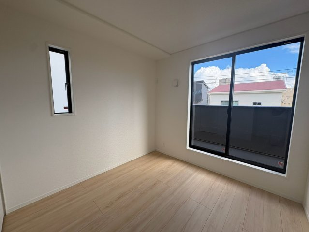 クレイドルガーデン浦添市西原　第６・２号棟の洋室|２階バルコニーに面した明るい洋室５帖