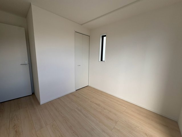 クレイドルガーデン浦添市西原　第６・２号棟の洋室|２階洋室５帖にはクローゼット収納を設置