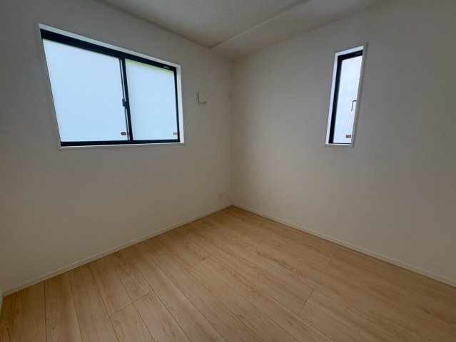 クレイドルガーデン浦添市西原　第６・２号棟の洋室|二面採光の２階洋室4.5帖
