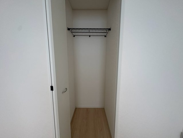 クレイドルガーデン浦添市西原　第６・２号棟の収納|２階洋室4.5帖にはクローゼット収納を設置