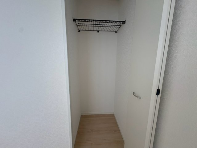 クレイドルガーデン浦添市西原　第６・２号棟の収納|二面採光の２階洋室3.7帖・クローゼット収納付き