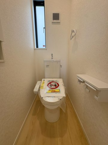 クレイドルガーデン浦添市西原　第６・２号棟のトイレ|２階トイレ・換気窓＆温水洗浄便座付き／便利な収納棚も◎