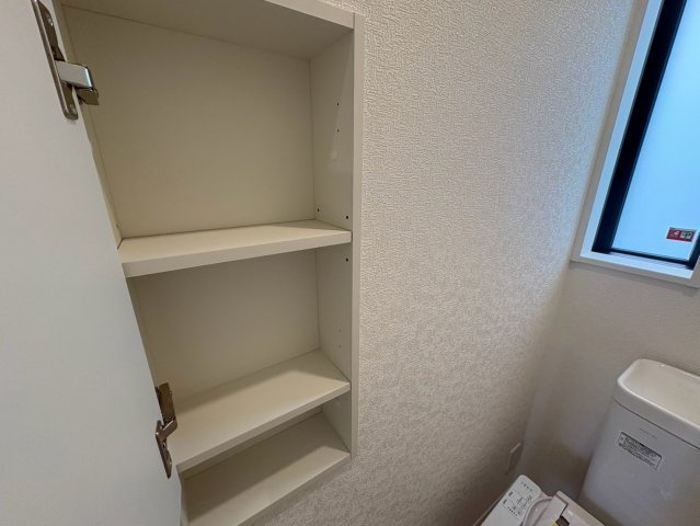 クレイドルガーデン浦添市西原　第６・２号棟のその他|２階トイレには、便利な収納棚を設置