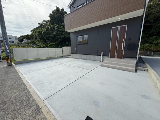 クレイドルガーデン浦添市西原　第６・２号棟のその他|並列２台駐車可能スペース＆玄関ポーチ／TVモニター付きインターフォンも◎