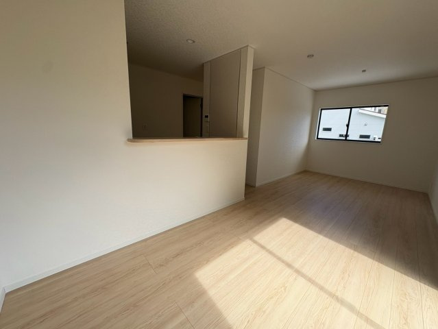 クレイドルガーデン浦添市西原　第６・２号棟の洋室|掃き出し窓付きで明るくゆったりとしたLDK14.5帖・対面キッチン