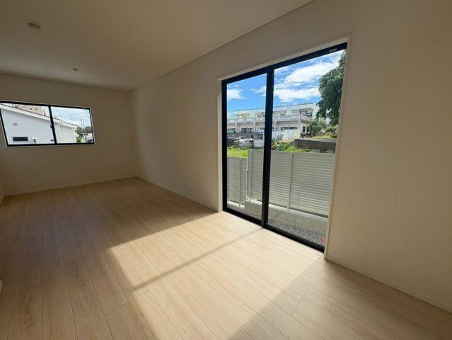 クレイドルガーデン浦添市西原　第６・２号棟の洋室|掃き出し窓付きで明るくゆったりとしたLDK14.5帖
