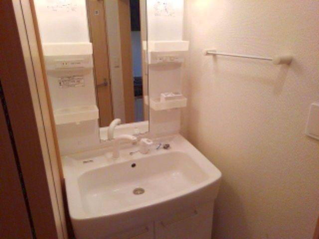 ガーデンハウスＭＵ　Ｂ棟の洗面所|コンパクトで使いやすい洗面所