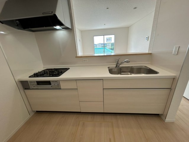 糸満市兼城　第4のキッチン|明るいキッチンでお料理をお楽しみください