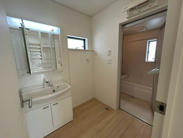 糸満市兼城　第4の独立洗面台|脱衣室 室内洗濯機置き場