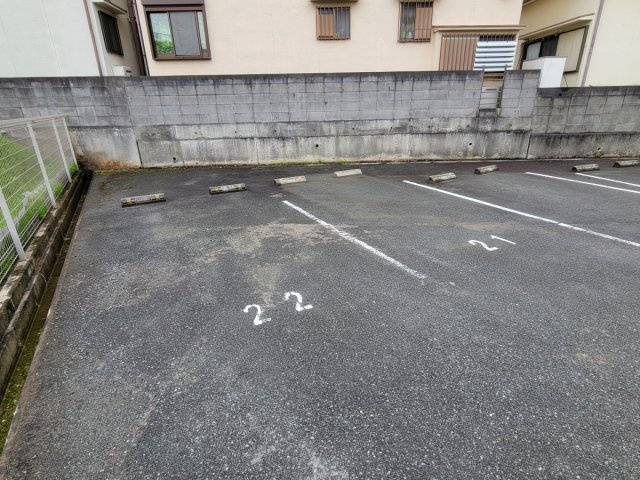 リュクス西明石の駐車場